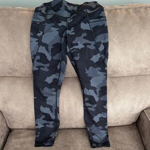 Yogalicious Camouflage Leggings in Black and Gray
